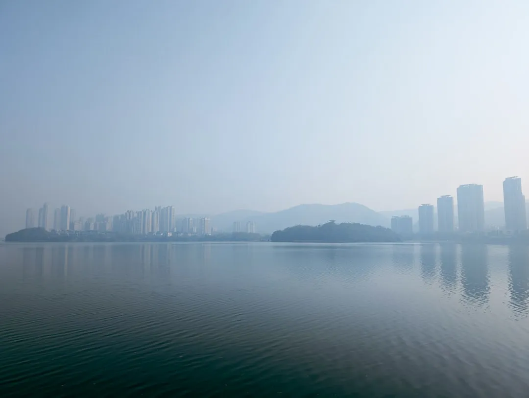 窗帘布艺零售与软装设计一体化服务：太原慕容云彩的产品中心实践解析